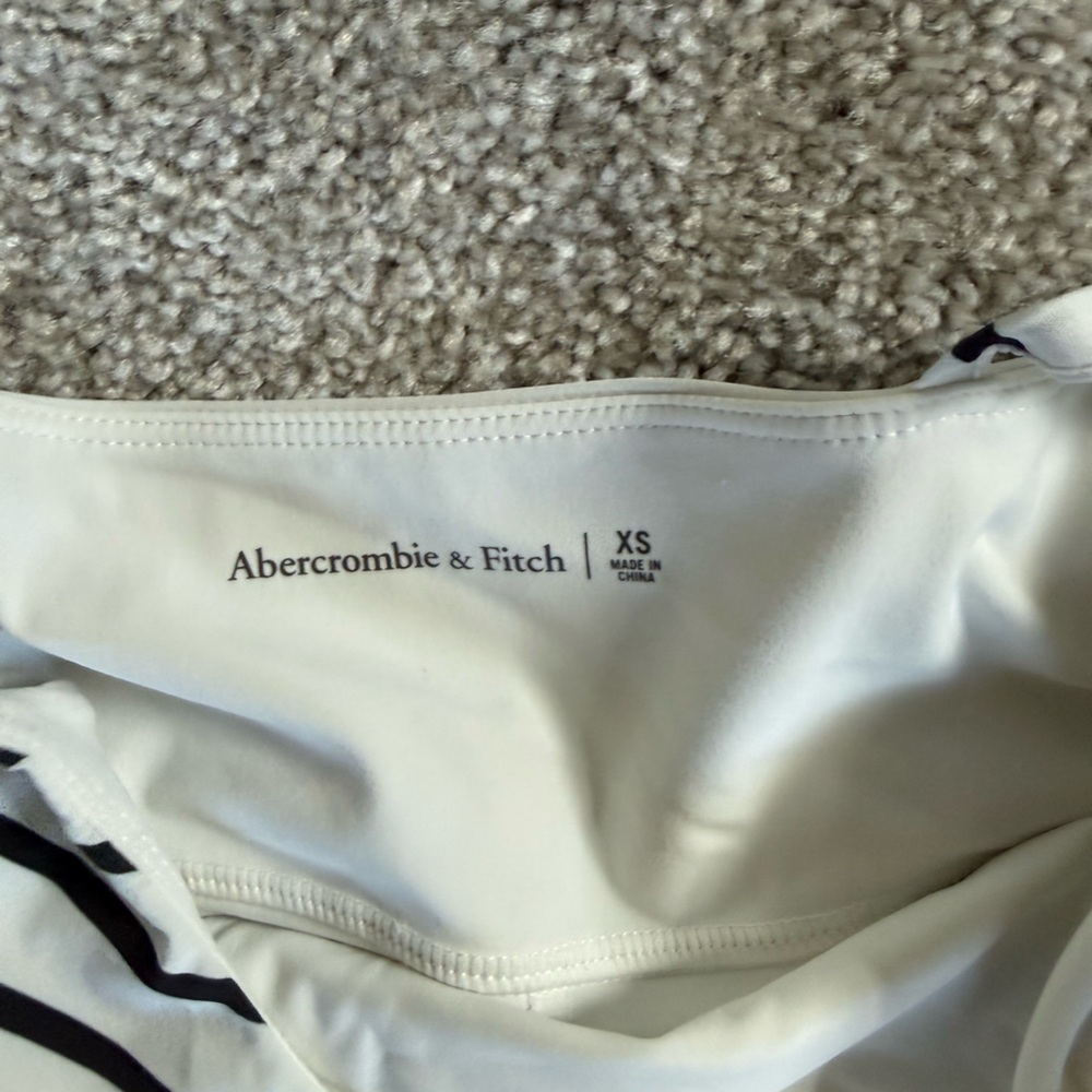 Abercrombie & Fitch White and Black Striped active dress - Picture 2 of 4